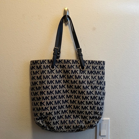 Michael Kors Navy Blue Bag / Laptop Book Bag, only used maybe twice - Picture 4 of 10